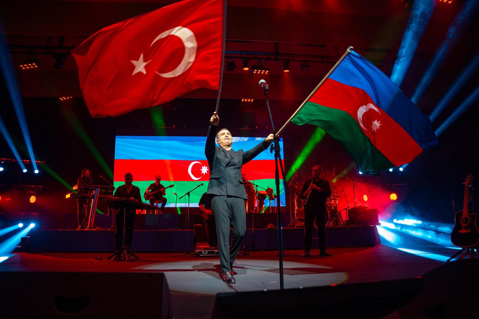 Eyyub Hüseynzade organizatörlüğünde muhteşem Ferhat Göçer gecesi