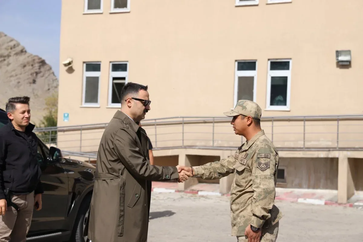 Doğubayazıt Kaymakamı Ayvat, Tanıktepe Karakolunda jandarmayla görüştü