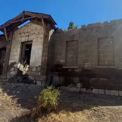 Sarıkamış’ın Kurbançayır köyünde Rus döneminden kalan eski okul binası tarihî hafızayı yaşatıyor